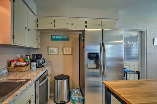 Home With Furnished Lanai - 1 Block To Ormond Beach!