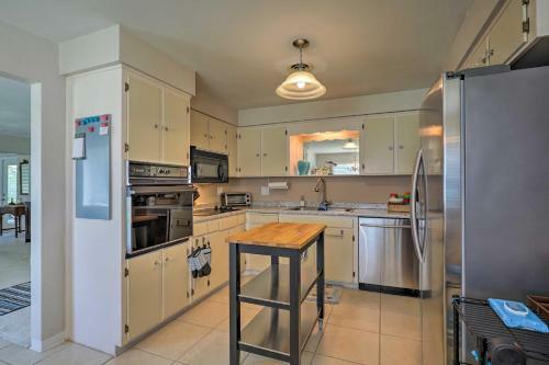 Home With Furnished Lanai - 1 Block To Ormond Beach!