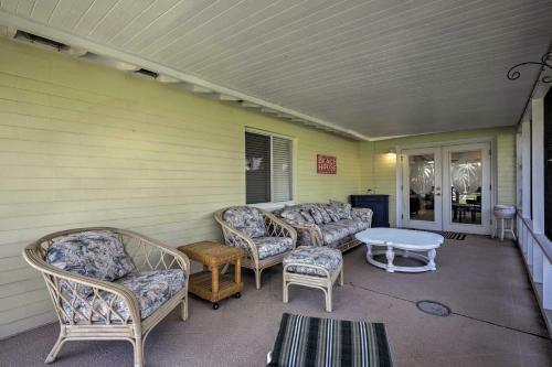 Home With Furnished Lanai - 1 Block To Ormond Beach!