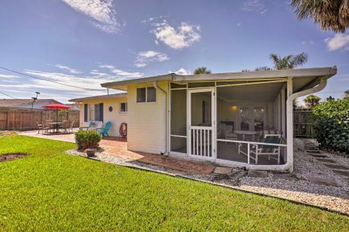 Home With Furnished Lanai - 1 Block To Ormond Beach!