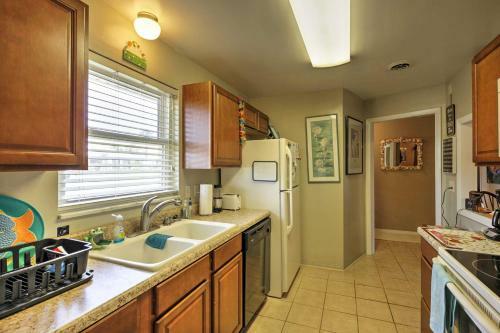Spacious Home With Yard, 0 5 Mi To Ormond Beach