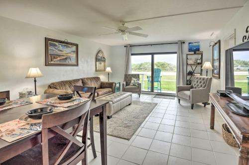 Apartamento Coastal Condo With Patio Swim, Golf And Explore!