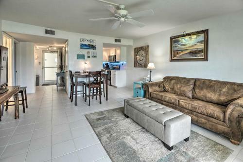 Apartamento Coastal Condo With Patio Swim, Golf And Explore!