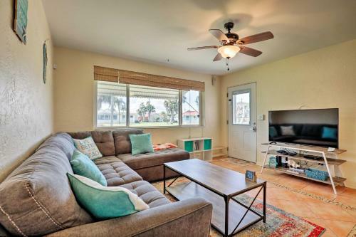Ormond Beach Bungalow With Patio And Sun Room!