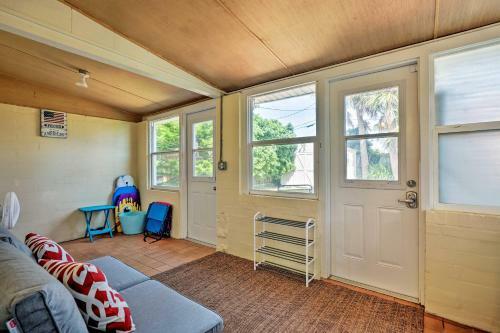 Ormond Beach Bungalow With Patio And Sun Room!