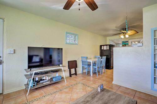 Ormond Beach Bungalow With Patio And Sun Room!