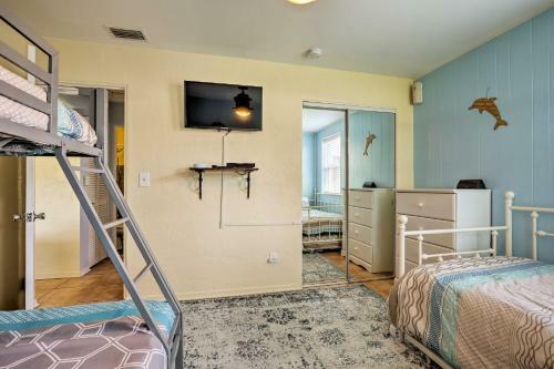 Ormond Beach Bungalow With Patio And Sun Room!