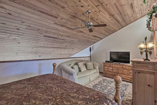 Relaxing Palm Beach Getaway With Pool Access