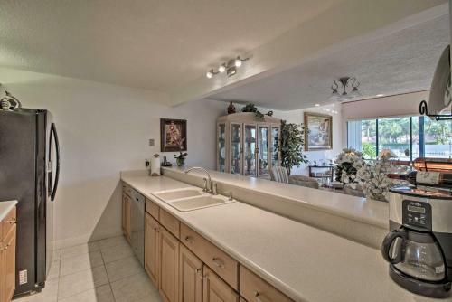 Relaxing Palm Beach Getaway With Pool Access
