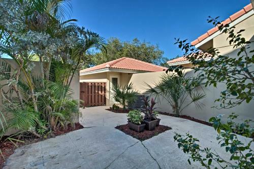 Relaxing Palm Beach Getaway With Pool Access