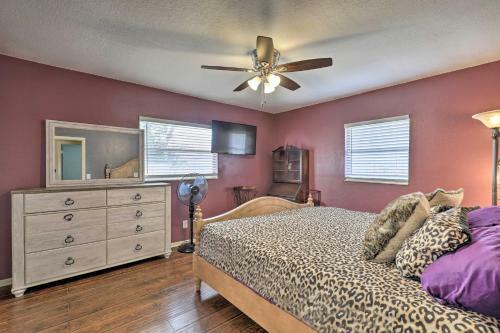 Pet-friendly Escape With Hot Tub 1 Mi To Beach