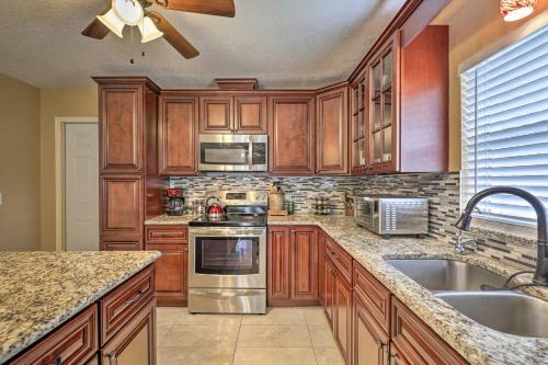 Pet-friendly Escape With Hot Tub 1 Mi To Beach