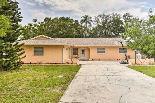 Pet-friendly Escape With Hot Tub 1 Mi To Beach