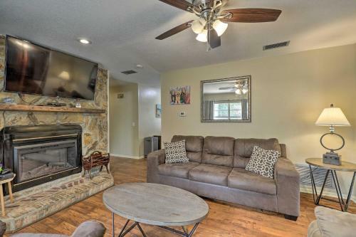 Pet-friendly Escape With Hot Tub 1 Mi To Beach