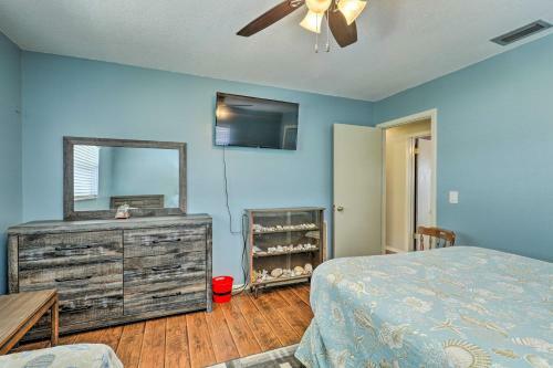 Pet-friendly Escape With Hot Tub 1 Mi To Beach
