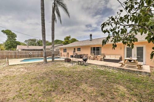 Pet-friendly Escape With Hot Tub 1 Mi To Beach
