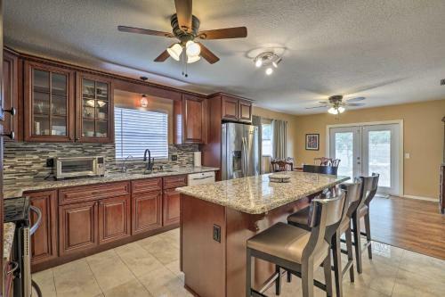 Pet-friendly Escape With Hot Tub 1 Mi To Beach