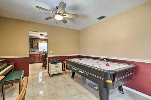 Pet-friendly Escape With Hot Tub 1 Mi To Beach