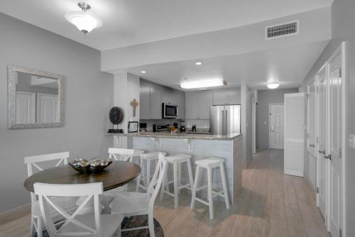 0406 1b/2 Bath With Bonus Room. Renovated April 2018!