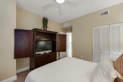 1205 - 2b/2 Bath With Bunks - Gulf Front Balcony - Living Room Faces The Gulf
