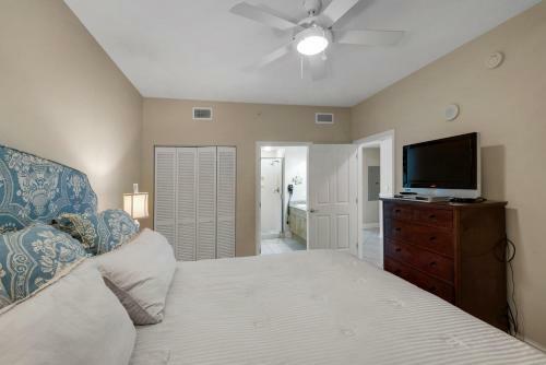 1205 - 2b/2 Bath With Bunks - Gulf Front Balcony - Living Room Faces The Gulf