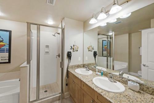 1205 - 2b/2 Bath With Bunks - Gulf Front Balcony - Living Room Faces The Gulf