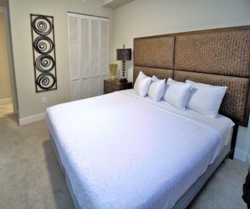 2305 - 2b/2 Bath With Bunks - Gulf Front Balcony - Living Room Faces The Gulf