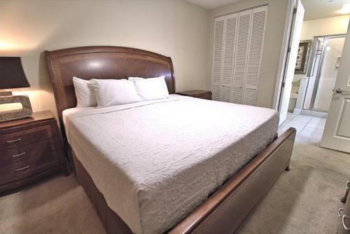 2305 - 2b/2 Bath With Bunks - Gulf Front Balcony - Living Room Faces The Gulf