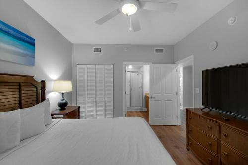 0305 - 2b/2 Bath With Bunks - Gulf Front Balcony - Living Room Faces The Gulf