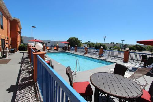 Hotel Pensacola, Formerly Luxury Suites