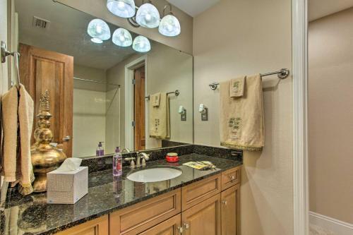 Apartamento Ornate Resort Condo With Pool Access, Water View