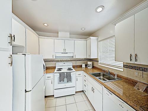 Apartamento New Listing! Updated Beach Condo With Sparkling Pool Condo