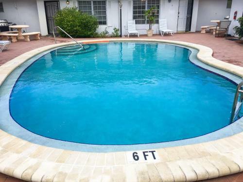 Apartamento New Listing! Updated Beach Condo With Sparkling Pool Condo