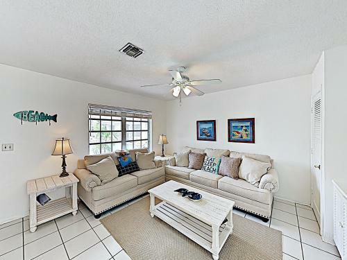 Apartamento New Listing! Updated Beach Condo With Sparkling Pool Condo