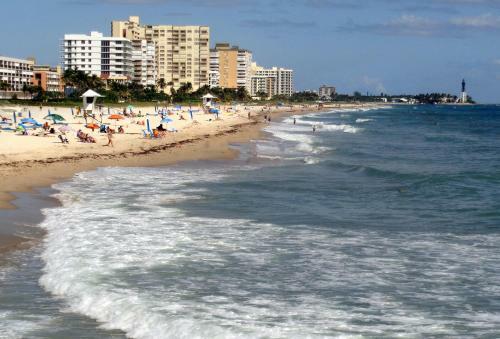Apartamento New Listing! Updated Beach Condo With Sparkling Pool Condo