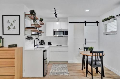 Recently Renovated! Studio Apartment - Unit #18b Apts