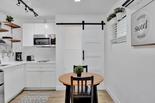 Recently Renovated! Studio Apartment - Unit #18b Apts
