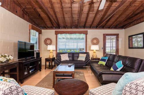 Seashell, 3 Bedrooms, Sleeps 6, Direct Ocean Front, Wifi