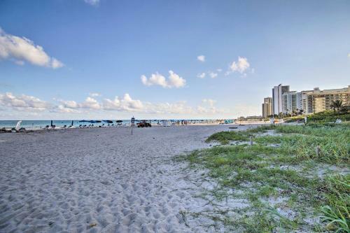 Riviera Beach Home With Private Pool-1 Min To Coast!