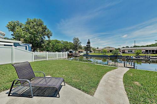 Canal-front Coastal Home ? Boat Dock & 2 Kayaks! Home