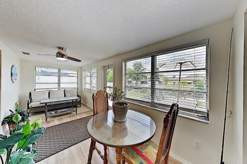 Canal-front Coastal Home ? Boat Dock & 2 Kayaks! Home