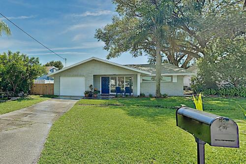 Canal-front Coastal Home ? Boat Dock & 2 Kayaks! Home