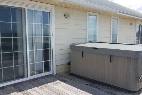 This 3 Bedroom, 2 Bath Home, Sleeps 6 Has Everything You Need For Your Vacation!