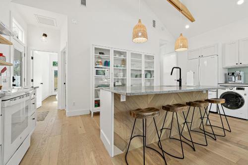 Haven Tiny House - Pool, Walk To Downtown
