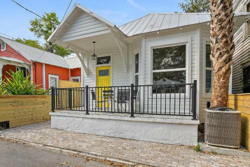 Haven Tiny House - Pool, Walk To Downtown