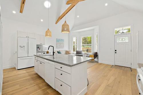 Haven Tiny House - Pool, Walk To Downtown