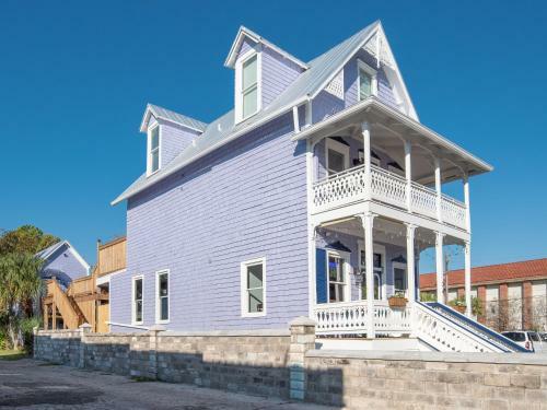 Luxe Victorian Carriage House In Historic District Home