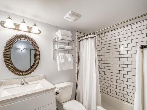 Luxe Victorian Carriage House In Historic District Home