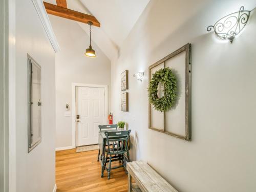 Luxe Victorian Carriage House In Historic District Home