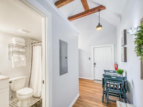 Luxe Victorian Carriage House In Historic District Home